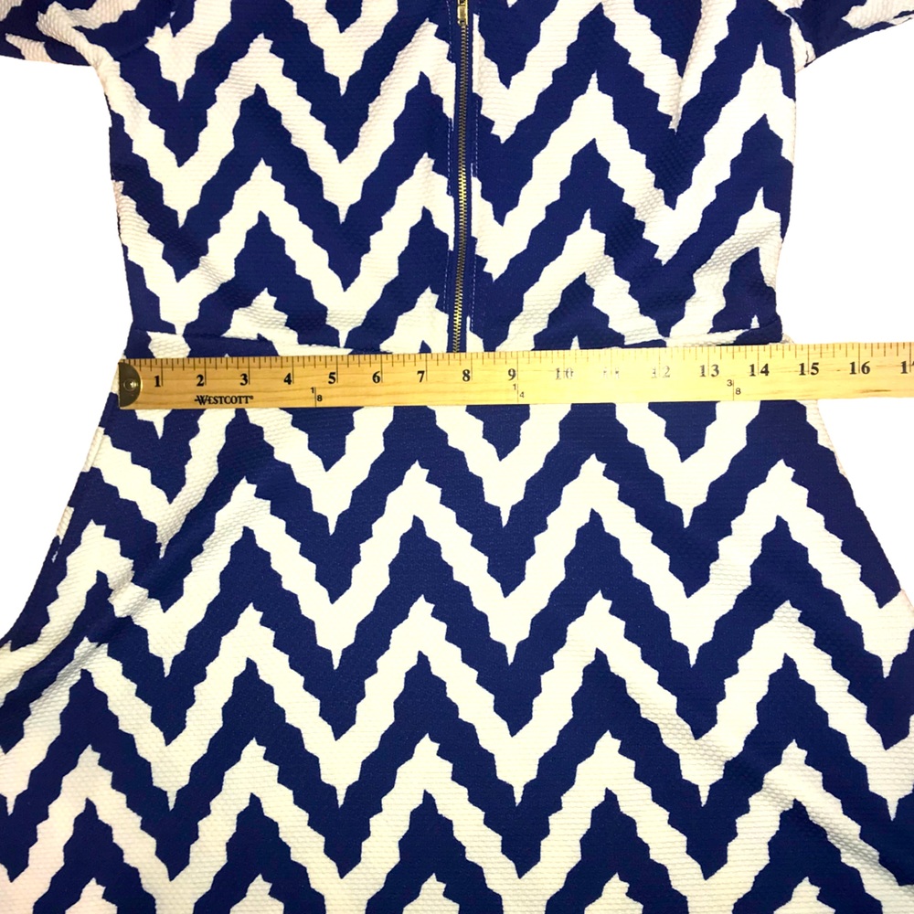 Espresso Cold Shoulder Blue White Chevron Print Short Dress - Medium - Picture 4 of 12